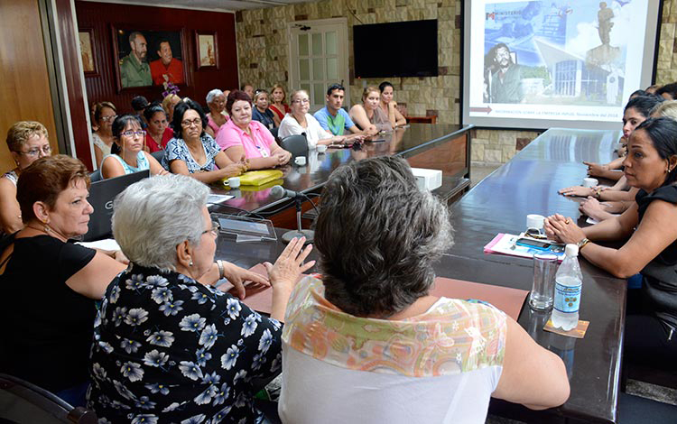 Gladys Bejerano Portela, contralora general de la República de Cuba, visita la Inpud de Villa Clara.