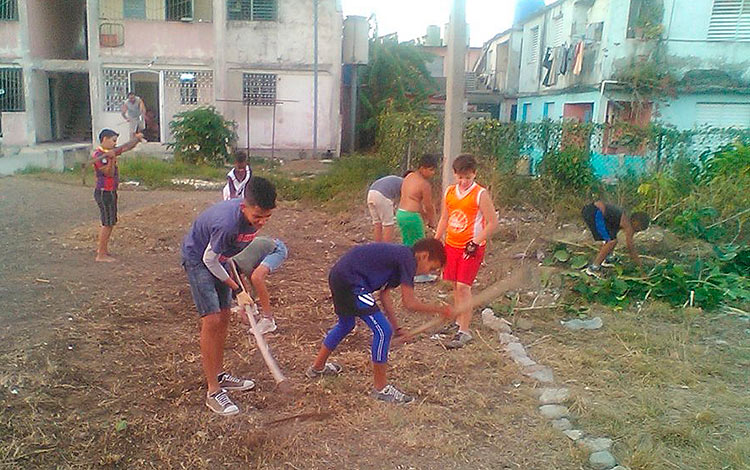 Niños realizan labores de embellecimiento en comunidad de Santa Clara.