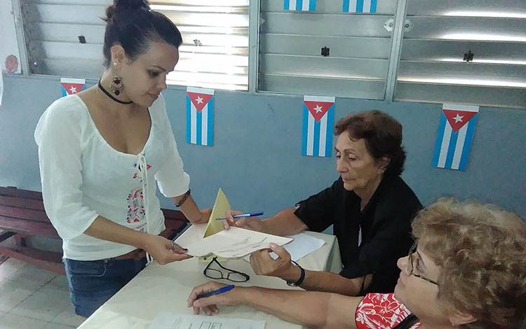 Estudiante Claudia Rodríguez Cruz participa como observadora en elecciones en Santa Clara.