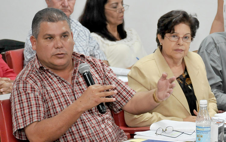 Julio Lima Corzo, primer secretario del Partido en Villa Clara, y Lina Pedraza Rodríguez, ministra de Finanzas y Precios. Julio Lima Corzo, primer secretario del Partido en Villa Clara, y Lina Pedraza Rodríguez, ministra de Finanzas y Precios.