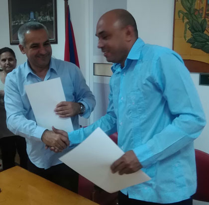 Universidad Central y Asamblea Provincial firman convenio de trabajo. Rector de la UCLV y presidente del Gobierno de Villa Clara tras firma de convenio de trabajo.