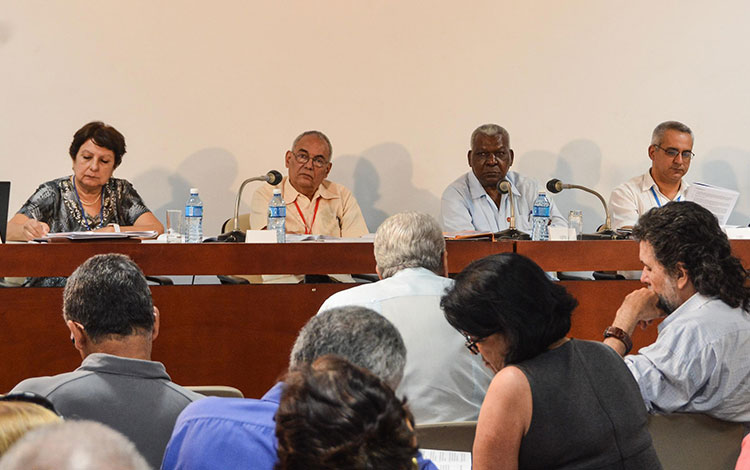 Diputados analizan documentos clave del PCC.