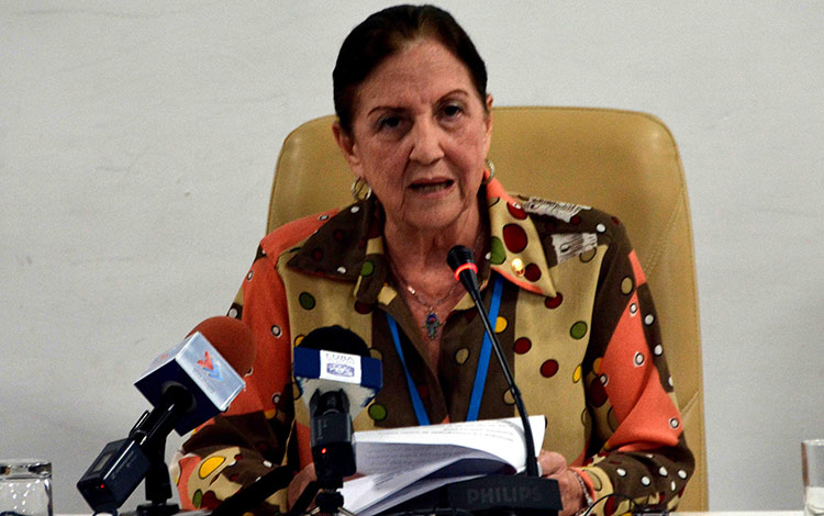 Diputada Yolanda Ferrer da lectura a declaración de la Comisión de Relaciones Internacionales del Parlamento cubano en rechazo a política de Donald Trump contra Cuba.