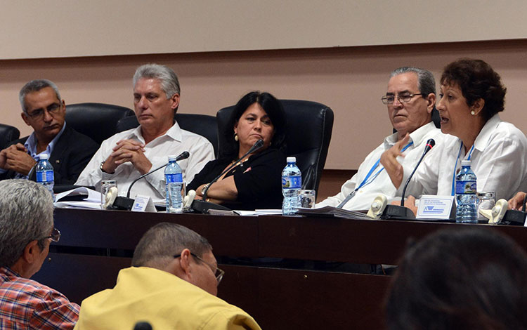 Diputados debaten sobre integración de universidades cubanas.