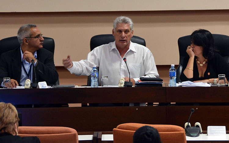 Miguel Díaz-Canel participa en debate parlamentario sobre integración de universidades.