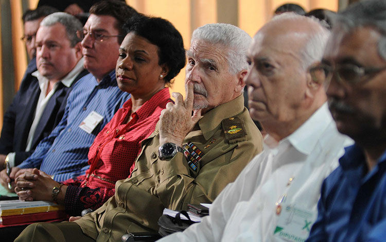 Comandante de la Revolución Ramiro Valdés Menéndez asiste a debates de comisión Industria, Construcción y Energí­a.