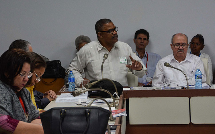 Rubén Remigio Ferro, presidente del Tribunal Supremo Popular, en Comisión de Asuntos Constitucionales y Jurídicos.