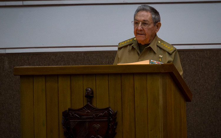Raúl Castro Ruz pronuncia discurso ante Asamblea Nacional.