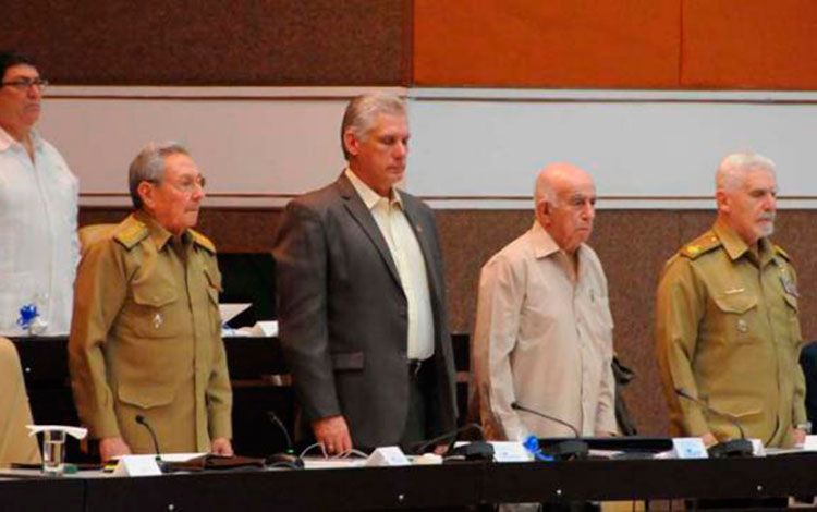 Raúl preside Asamblea Nacional.