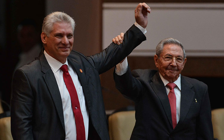 Raúl Castro Ruz sostiene la mano de Miguel Dí­az-Canel el dí­a de su elección como nuevo presidente del Consejo de Estado y de Ministros. 