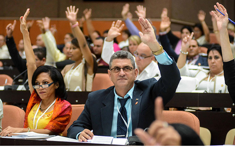 Diputados cubanos en clausura de sesión ordinaria de la Asamblea Nacional.