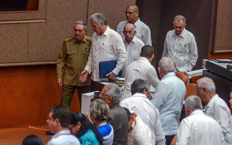 Raúl Castro y Miguel Dí­az-Canel en sesión de la Asamblea Nacional del Poder Popular, 22 de julio de 2018.