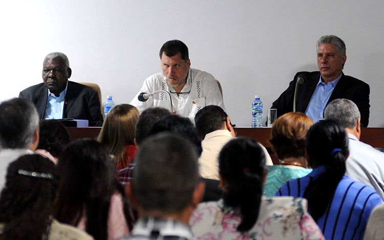 Presidente cubano, Miguel Díaz-Canel, participa en comisión de Asuntos Económicos del Parlamento Cubano.