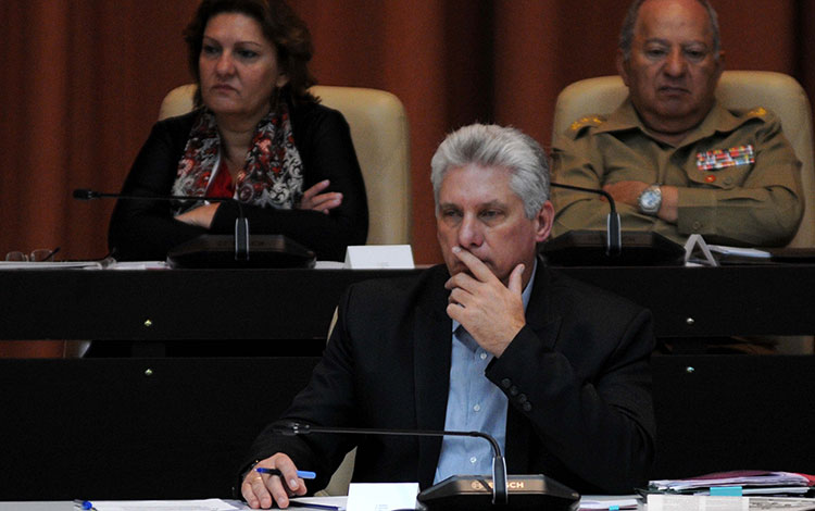 Miguel Dí­az-Canel, presidente de Cuba, participa en debate parlamentario sobre informatización de la sociedad.