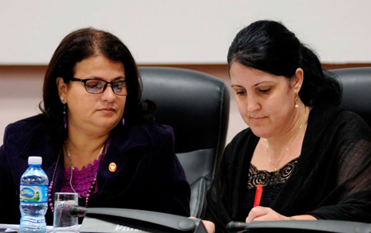 Diputadas cubanas en análisis de proyecto de Constitución.
