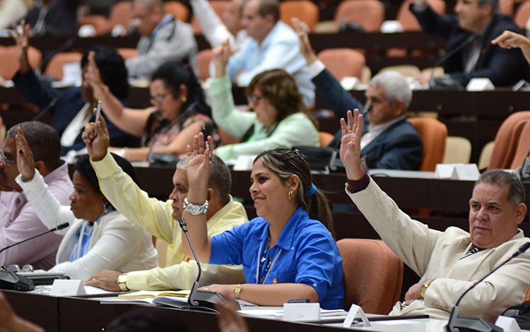 Diputados cubanos durante el análisis del proyecto de Constitución.
