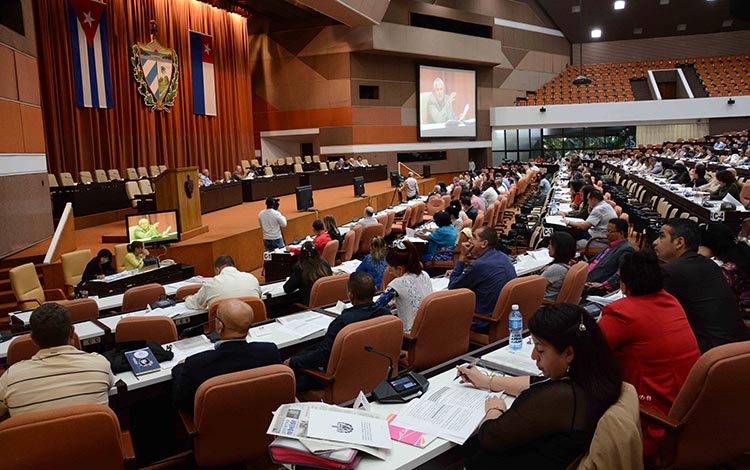 Diputados cubanos durante el análisis del proyecto de Constitución.