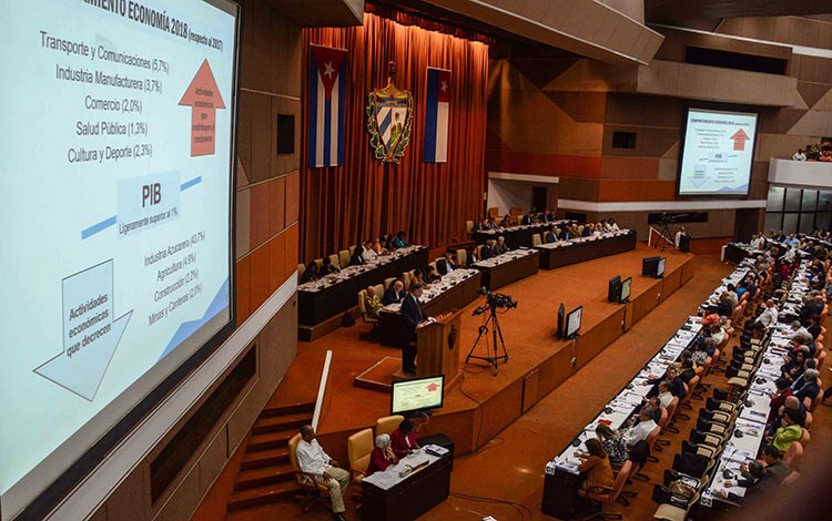 Alejandro Gil, ministro de Economía y Planificación, interviene en el Parlamento cubano.