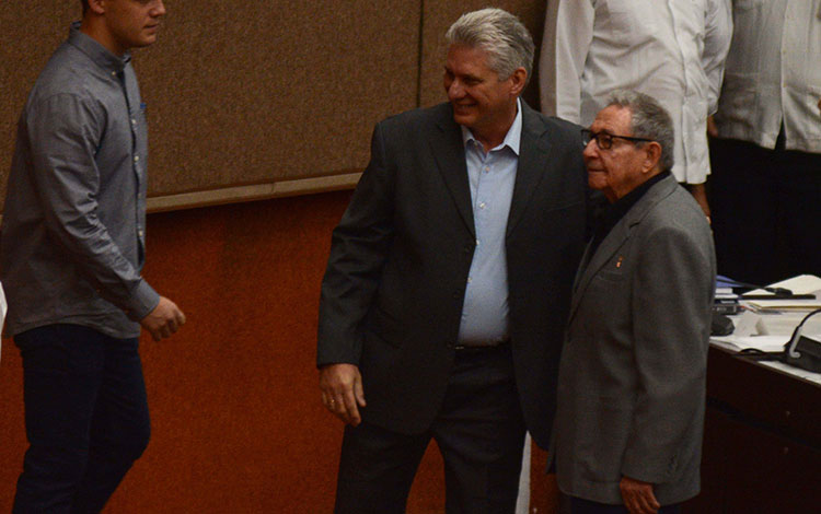 Miguel Díaz-Canel Bermúdez y Raúl Castro Ruz en sesión de la Asamblea Nacional del Poder Popular.