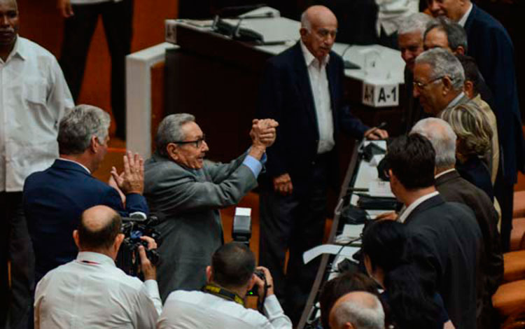Raúl Castro Ruz y Miguel Dí­az-Canel Bermúdez tras clausura de la sesión de la Asamblea Nacional del Poder Popular, 21 de diciembre de 2018.