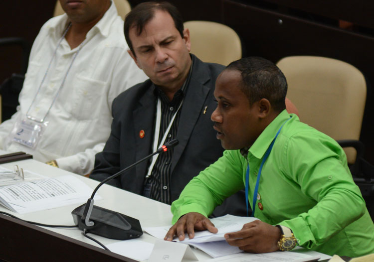 Diputados cubanos durante el análisis del proyecto de Constitución.