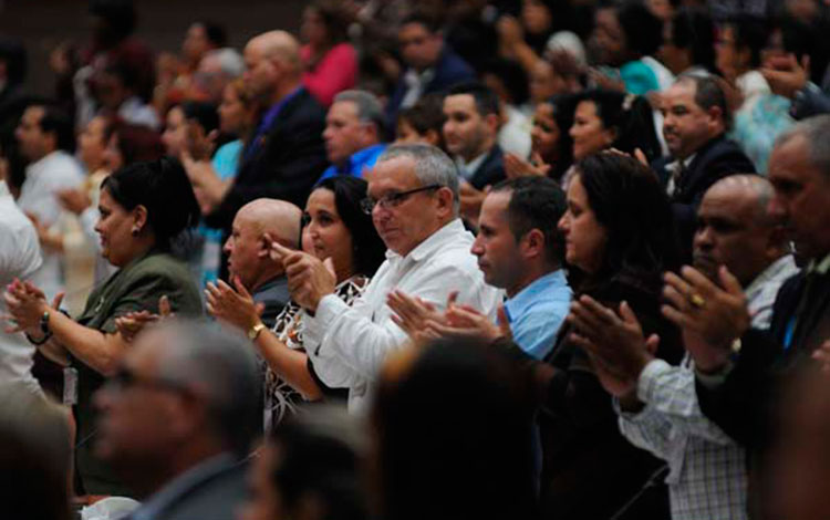 Diputados cubanos aprueban nueva Constitución de la República de Cuba.