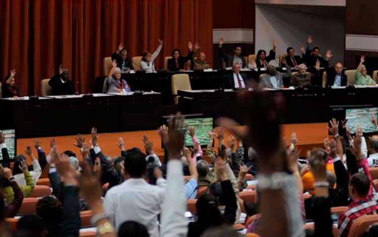 Diputados cubanos aplauden aprobación de la Constitución de la República de Cuba por la Asamblea Nacional del Poder Popular.