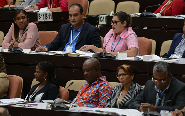 Diputados cubanos durante el análisis del proyecto de Constitución.