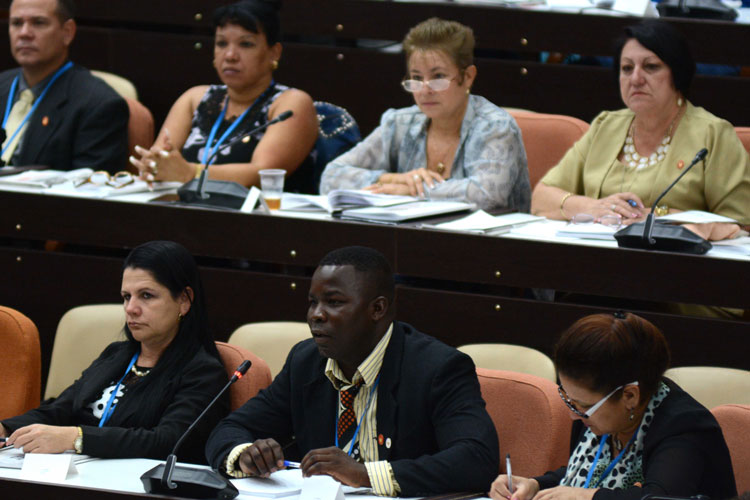 Diputado interviene en análisis del proyecto de Constitución.