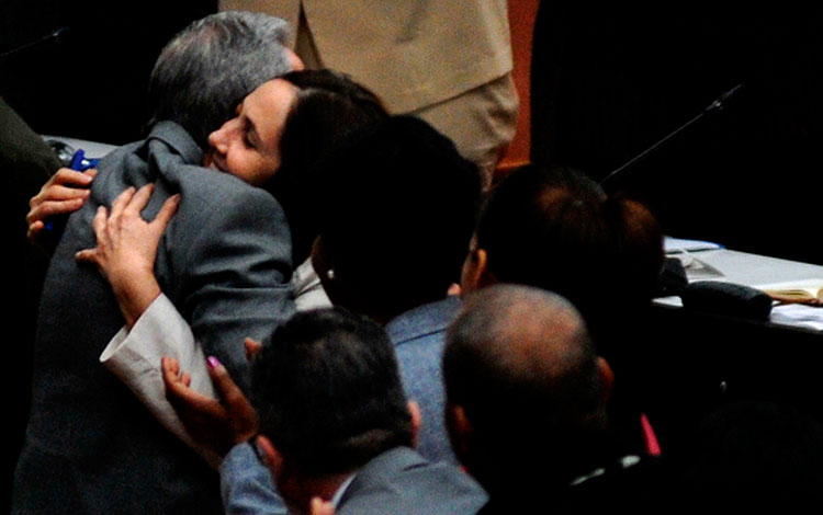 Los diputados Raúl Castro y Mariela Castro durante el debate del proyecto de Constitución de Cuba.