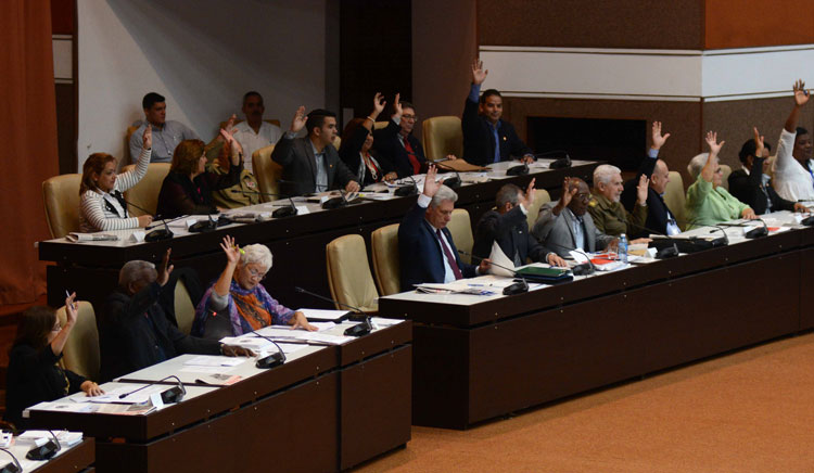 Presidencia de la Asamblea Nacional y Consejo de Estado durante sesión del Parlamento.