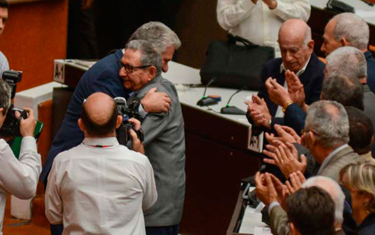 Raúl Castro Ruz y Miguel Dí­az-Canel Bermúdez tras clausura de la sesión de la Asamblea Nacional del Poder Popular, 21 de diciembre de 2018.