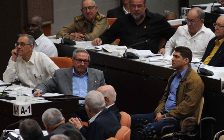 Raúl Castro participa en debate de diputados cubanos sobre proyecto de Constitución.