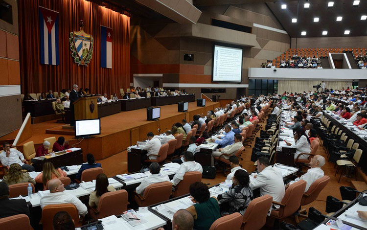 Diputados debaten sobre Ley Electoral de Cuba.