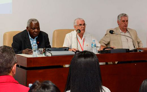 Presidente de Cuba, Miguel Díaz-Canel, participa en debate de la Comisión de Asuntos Económicos del Parlamento cubano.