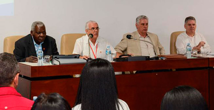 Presidente de Cuba, Miguel Díaz-Canel, participa en debate de la Comisión de Asuntos Económicos del Parlamento cubano.