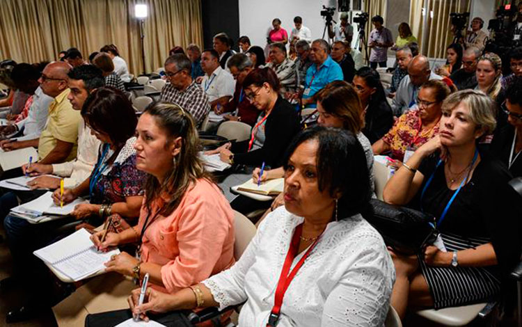 Diputados cubanos participan en debate de la Comisión de Asuntos Económicos.