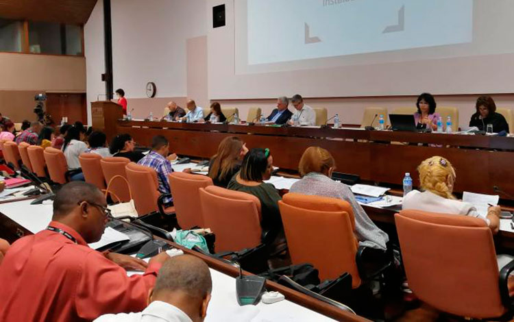 Presidente cubano, Miguel Díaz-Canel, participa en debates de la Comisión de Atención a los Servicios, del Parlamento Cubano.