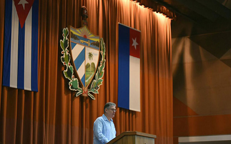 Ministro de Economía Alejandro Gil Fernández presenta informe a diputados cubanos.