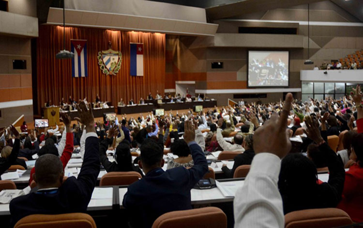 Diputados votan en sesión ordinaria de la Asamblea Nacional.