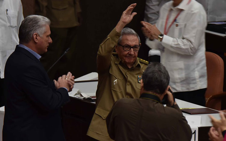 Raúl Castro Ruz saludo a diputados de la Asamblea Nacional.