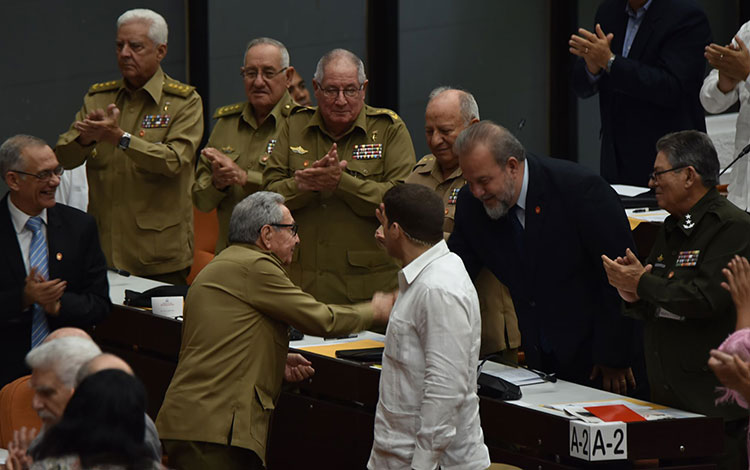 Raúl Castro Ruz felicita a Manuel Marrero Cruz, designado primer ministro de Cuba.