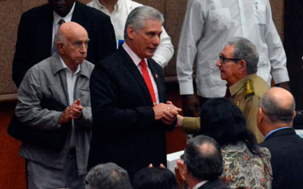 Raúl Castro Ruz felicita a Miguel Díaz-Canel al término del discurso del presidente de la República de Cuba ante la Asamblea Nacional.