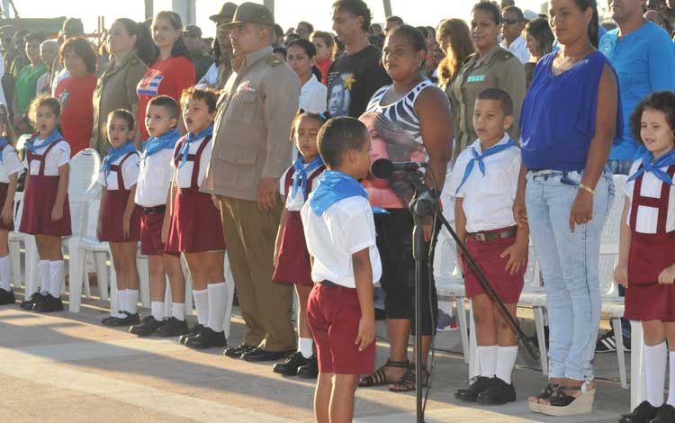 Niño en la plaza del Che