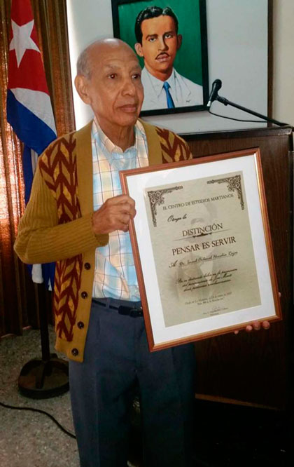 Ordenel Heredia recibe Distinción Pensar es Servir.