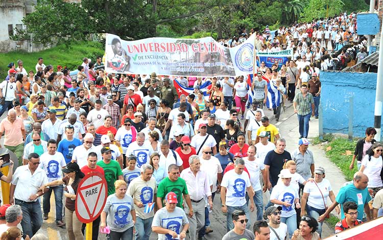 Marcha en homenaje a Maceo y Che, en Santa Clara.