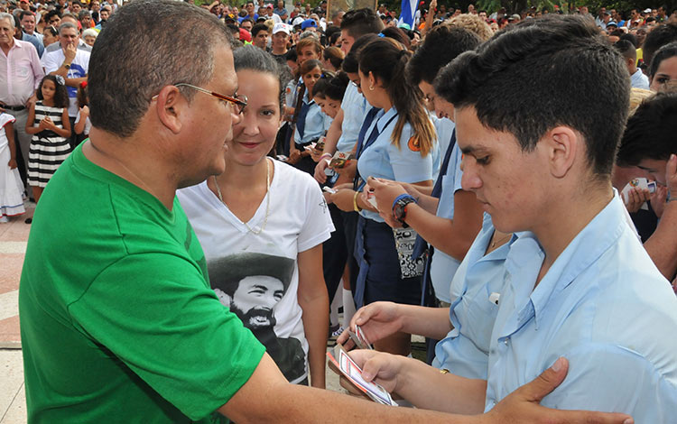 Entrega de carné de la Juventud. Jóvenes reciben carné de la UJC, en acto por el 14 de junio.