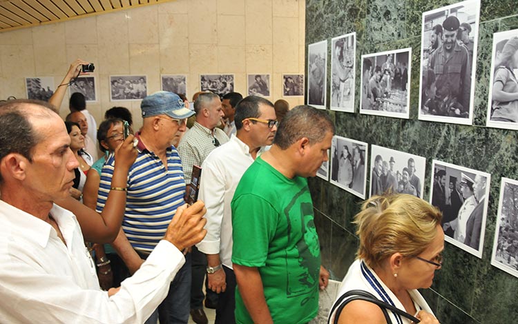 Exposición fotográfica 50 instantáneas sobre el Che, de Prensa Latina.