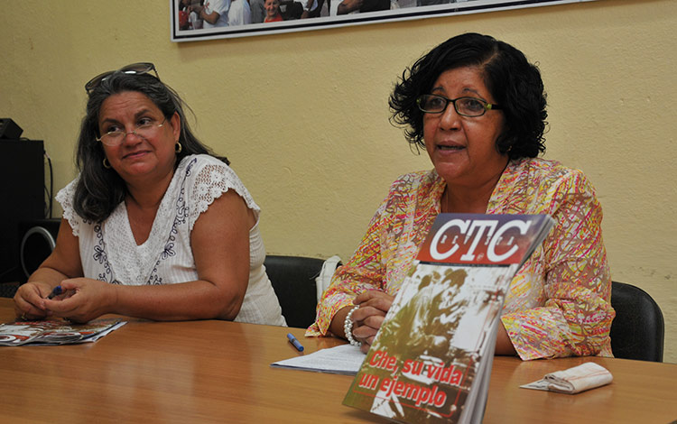 La presentación tuvo lugar en la sala polivalente del Complejo Escultórico Comandante Ernesto Che Guevara por la periodista Lourdes Rey Veitía y la directora de la publicación Delia Reyes García. (Foto: Ramón Barreras Valdés).