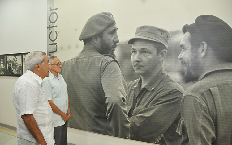  El Moncadista Ernesto González y el expedicionario del yate Granma, Gilberto García recorren el Museo